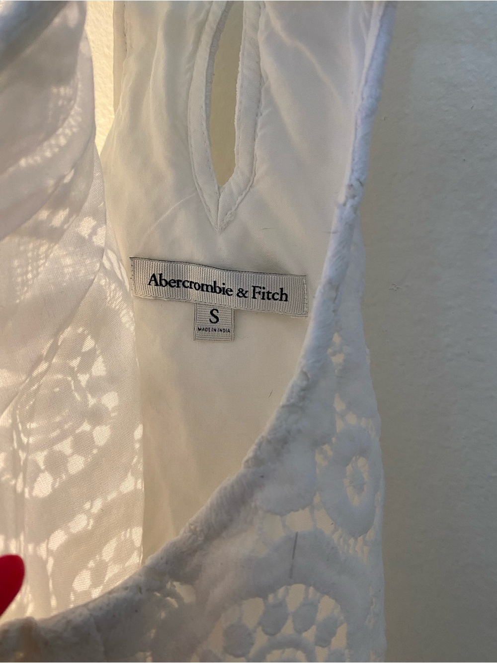 Abercrombie and fitch women’s size small white eyelit crop top with scallop - Picture 3 of 4